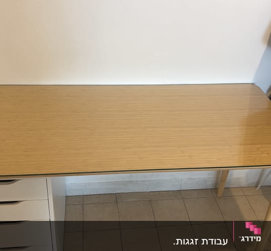 שולחן עם משטח זכוכית בחדר עבודה